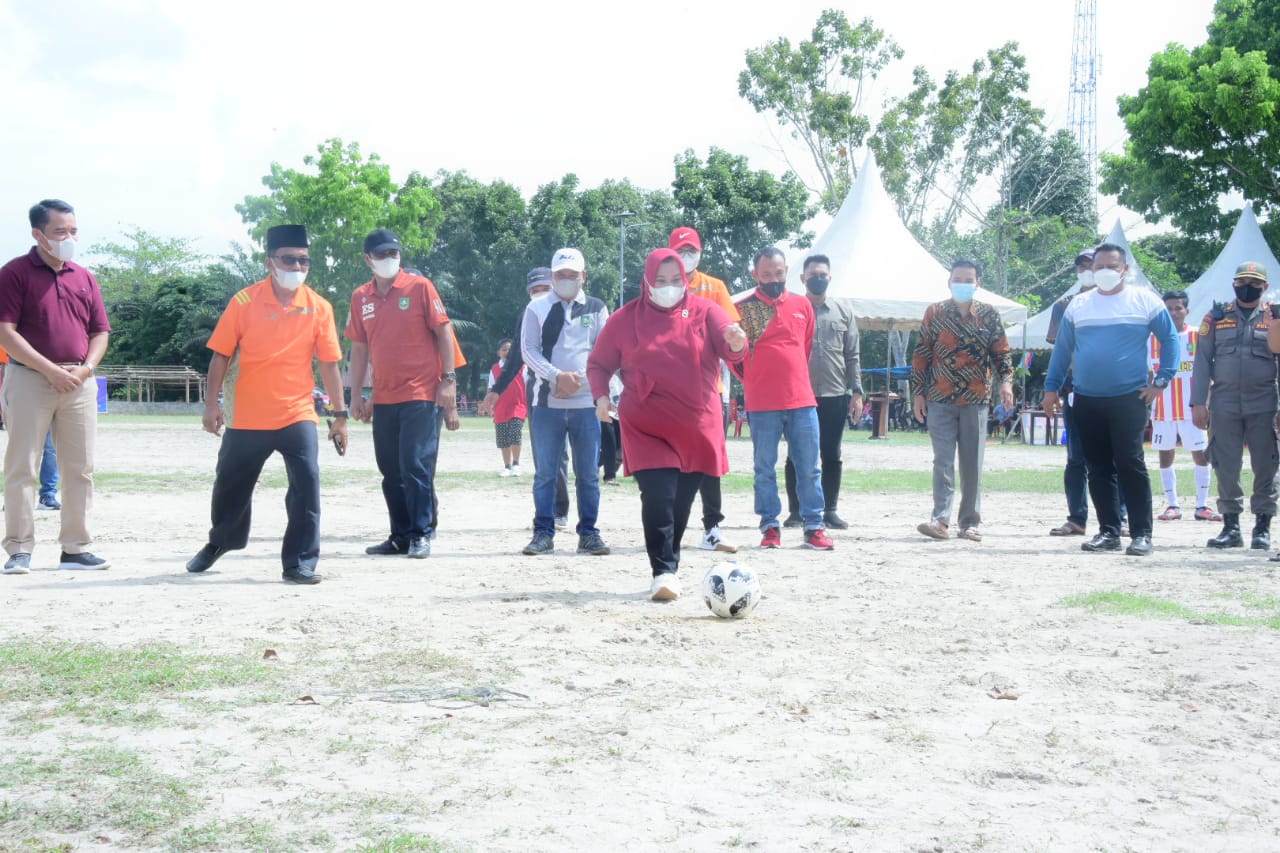 Kick Off Pertama Bupati Kasmarni Tandai Bukanya Turnamen Sepakbola