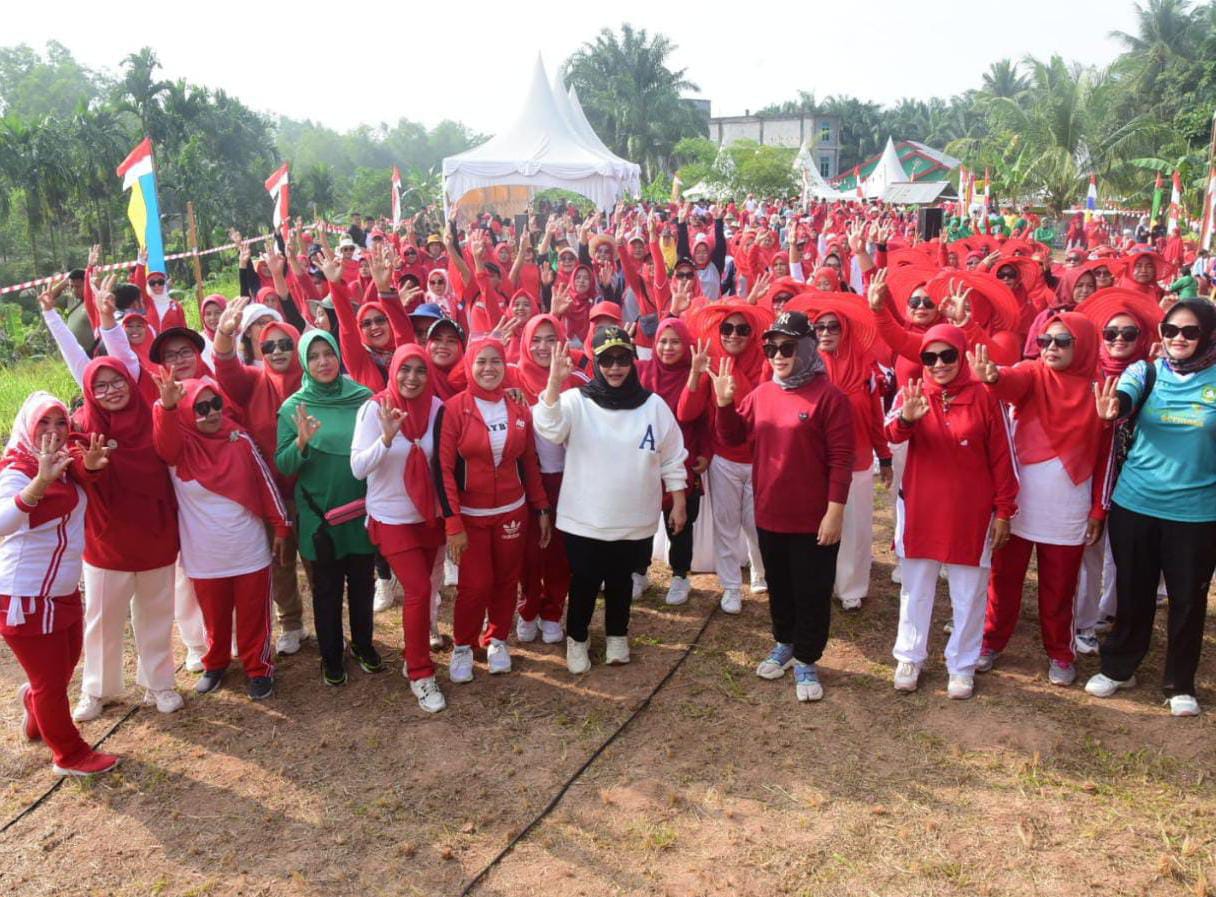 Bersama Ribuan Masyarakat Bupati Kasmarni Ikuti Sehari Boga