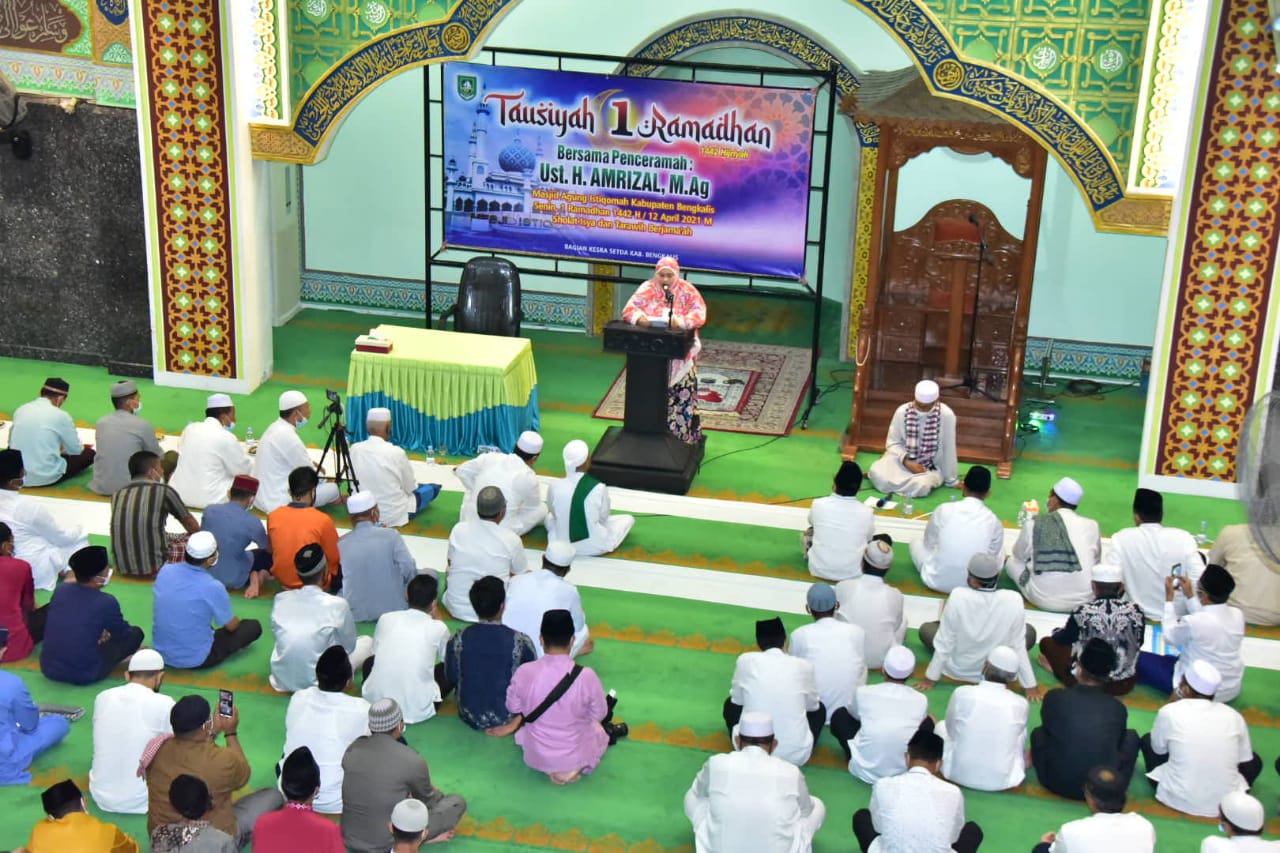 Bupati Bengkalis Beserta Wabup Sholat Perdana Tarawih Di Masjid Agung