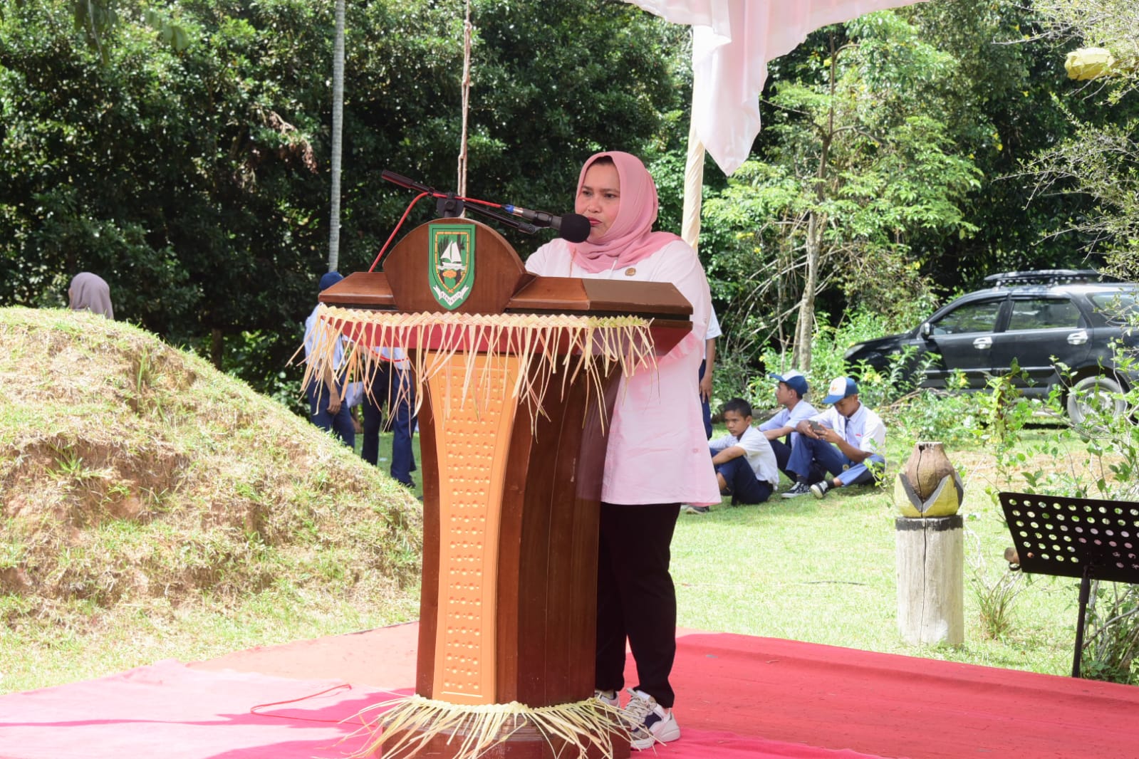 Kasmarni Ucapkan Terima Kasih Kepada Gubri Atas Penyerahan SK Pengakuan